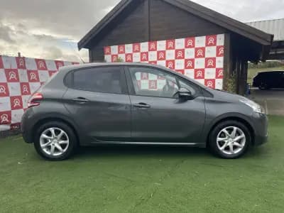 Vendo Peugeot 208 2012 - 4490 EUR, 425090 km - AUTO.MOTO.pt