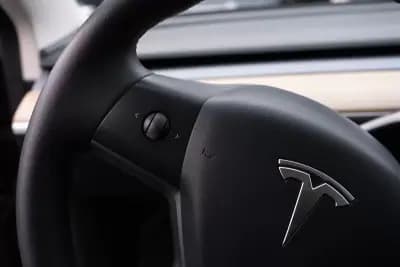 Vendo Tesla Model 3 2023 - 31999 EUR, 67000 km - AUTO.MOTO.pt