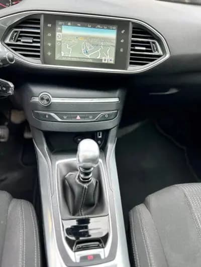Vendo Peugeot 308 2015 - 8900 EUR, 210000 km - AUTO.MOTO.pt