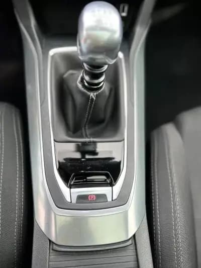 Vendo Peugeot 308 2015 - 8900 EUR, 210000 km - AUTO.MOTO.pt