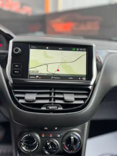 Vendo Peugeot 208 2017 - 11750 EUR, 95494 km - AUTO.MOTO.pt