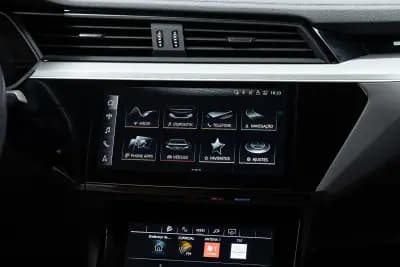 Vendo Audi Q8 e-Tron Sportback 2023 - 49950 EUR, 55000 km - AUTO.MOTO.pt