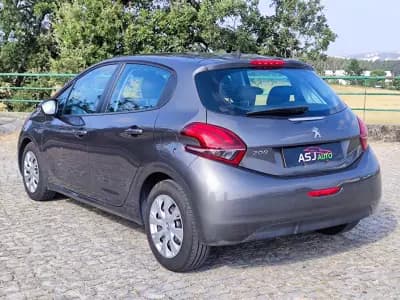 Sell Peugeot 208 2017 - 9900 EUR, 213927 km - AUTO.MOTO.pt