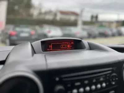 Sell Peugeot Partner 1.6 BlueHdi 3 Lug 2018 - 9800 EUR, 200000 km - AUTO.MOTO.pt