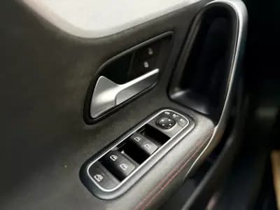 Vendo Mercedes-Benz CLA 180 2019 - 29950 EUR, 73000 km - AUTO.MOTO.pt