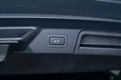 Sell Land Rover Range Rover Velar 2021 - 54950 EUR, 46000 km - AUTO.MOTO.pt