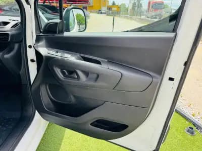 Vendo Peugeot 2021 - 16000 EUR, 140000 km - AUTO.MOTO.pt