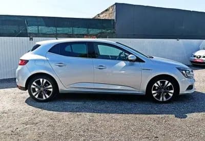 Vendo Renault Mégane 2020 - 18990 EUR, 82646 km - AUTO.MOTO.pt