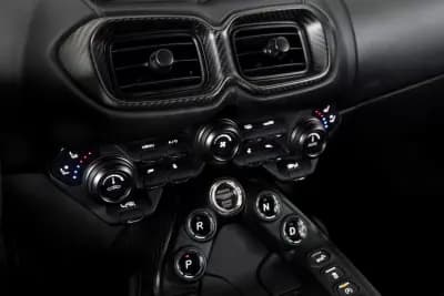 Sell Aston Martin V8 Vantage Roadster 2021 - 165000 EUR, 14873 km - AUTO.MOTO.pt