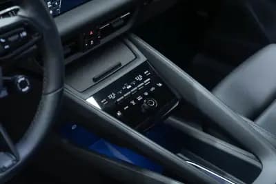 Vendo Porsche Macan 2025 - 88950 EUR, 14000 km - AUTO.MOTO.pt