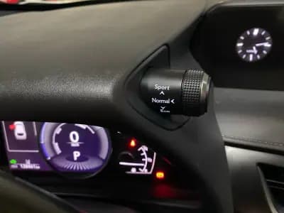 Vendo Lexus UX 250h 2021 - 24950 EUR, 126000 km - AUTO.MOTO.pt