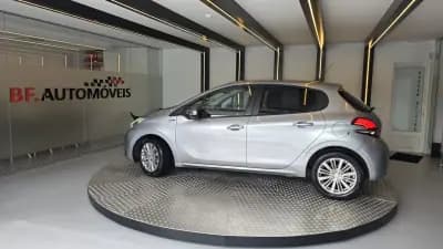 Sell Peugeot 208 2019 - 9900 EUR, 179951 km - AUTO.MOTO.pt