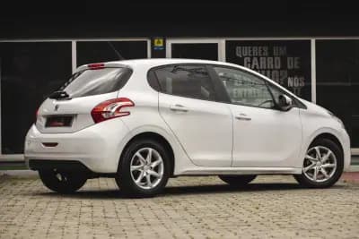 Vendo Peugeot 208 2014 - 7900 EUR, 203000 km - AUTO.MOTO.pt