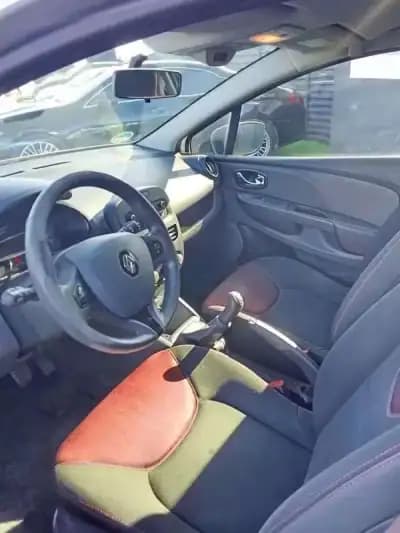 Vendo Renault Clio Break 2014 - 11890 EUR, 142223 km - AUTO.MOTO.pt