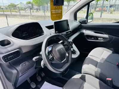 Vendo Peugeot 2021 - 16000 EUR, 140000 km - AUTO.MOTO.pt