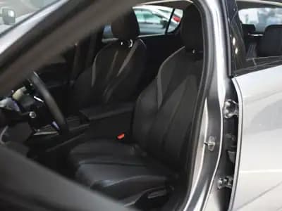 Vendo Peugeot 308 2024 - 26990 EUR, 16000 km - AUTO.MOTO.pt