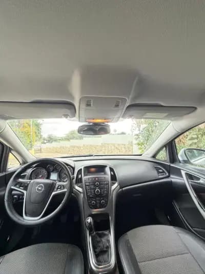 Sell Opel Astra 2011 - 9990 EUR, 71935 km - AUTO.MOTO.pt