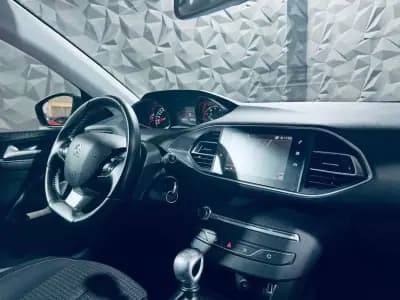 Vendo Peugeot 308 2019 - 12990 EUR, 119631 km - AUTO.MOTO.pt