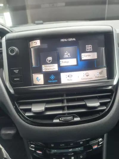 Vendo Peugeot 208 2013 - 8900 EUR, 157000 km - AUTO.MOTO.pt