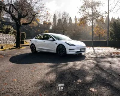 Vendo Tesla Model 3 2022 - 32990 EUR, 121900 km - AUTO.MOTO.pt