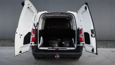 Vendo Peugeot Partner L2 caixa automática 130cv 2019 - 17900 EUR, 163000 km - AUTO.MOTO.pt