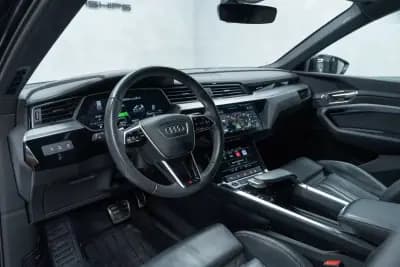Vendo Audi Q8 e-Tron Sportback 2023 - 49950 EUR, 55000 km - AUTO.MOTO.pt