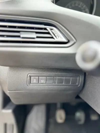 Vendo Peugeot 308 2015 - 8900 EUR, 210000 km - AUTO.MOTO.pt