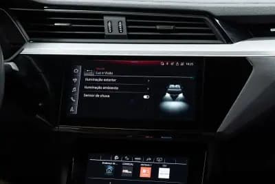 Vendo Audi Q8 e-Tron Sportback 2023 - 49950 EUR, 55000 km - AUTO.MOTO.pt