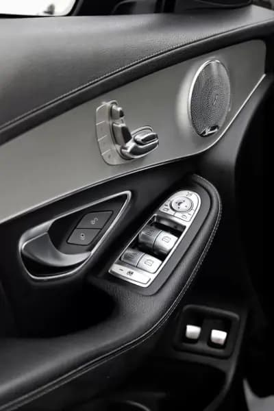 Sell Mercedes-Benz GLC 250 2017 - 36990 EUR, 179000 km - AUTO.MOTO.pt