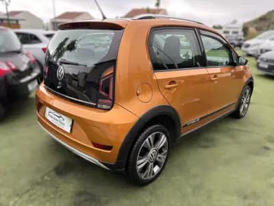 Vendo Volkswagen Cross Up! 2018 - 13990 EUR, 101322 km - AUTO.MOTO.pt
