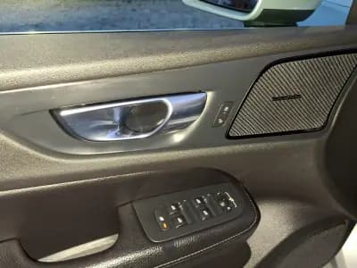 Sell Volvo V60 2018 - 23990 EUR, 117041 km - AUTO.MOTO.pt