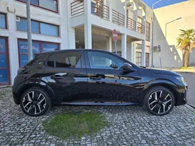 Vendo Peugeot e-208 2024 - 25450 EUR, 11000 km - AUTO.MOTO.pt
