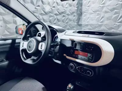 Vendo Renault Twingo 2023 - 16990 EUR, 16461 km - AUTO.MOTO.pt