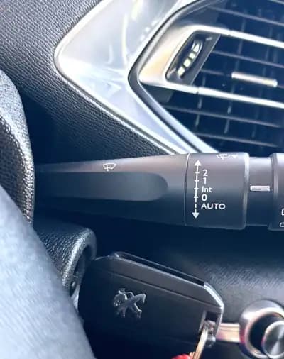 Vendo Peugeot 308 2016 - 10990 EUR, 162027 km - AUTO.MOTO.pt