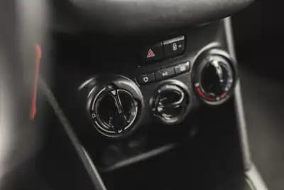 Vendo Peugeot 208 2014 - 7900 EUR, 203000 km - AUTO.MOTO.pt