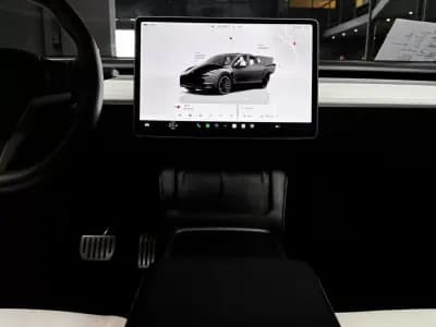 Vendo Tesla Model Y 2024 - 43990 EUR, 35600 km - AUTO.MOTO.pt