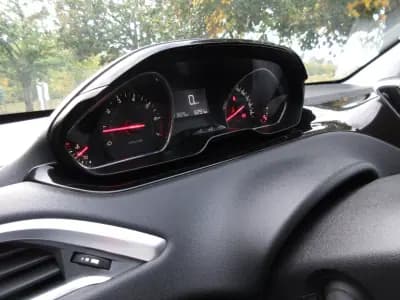 Sell Peugeot 208 2014 - 7990 EUR, 71000 km - AUTO.MOTO.pt