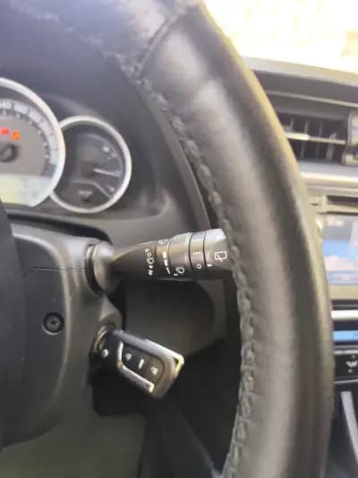 Vendo Toyota Auris Touring Sports 2015 - 12980 EUR, 229000 km - AUTO.MOTO.pt