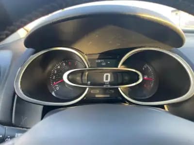 Vendo Renault Clio 2018 - 11850 EUR, 60877 km - AUTO.MOTO.pt
