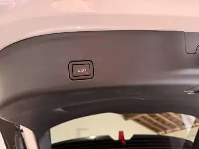 Sell 2025 - 40900 EUR, 4055 km - AUTO.MOTO.pt