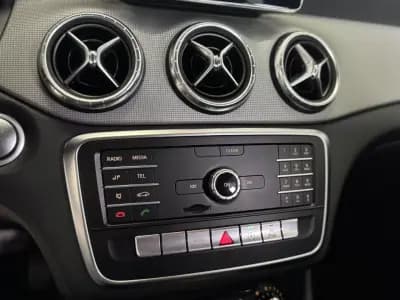Vendo Mercedes-Benz CLA 180 2018 - 21950 EUR, 77215 km - AUTO.MOTO.pt