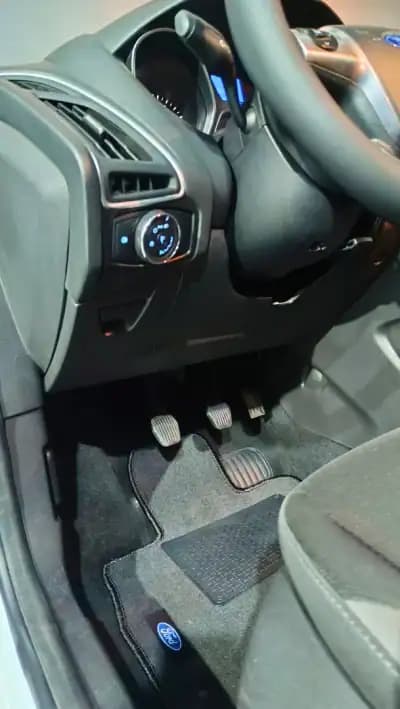 Vendo Ford Focus 2014 - 8900 EUR, 124734 km - AUTO.MOTO.pt