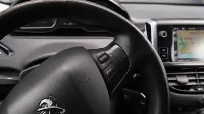 Vendo Peugeot 208 2015 - 9500 EUR, 210000 km - AUTO.MOTO.pt