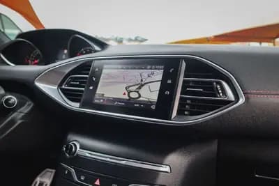 Sell Peugeot 308 SW 2018 - 13980 EUR, 79660 km - AUTO.MOTO.pt