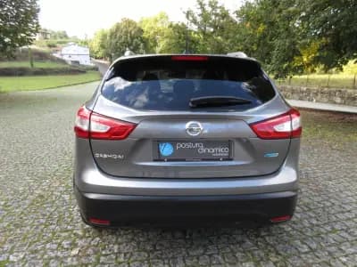 Vendo Nissan Qashqai 2015 - 13490 EUR, 216000 km - AUTO.MOTO.pt