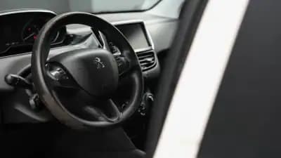 Vendo Peugeot 208 2015 - 9500 EUR, 210000 km - AUTO.MOTO.pt