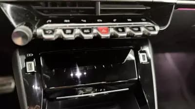 Vendo Peugeot e-2008 2022 - 21900 EUR, 67769 km - AUTO.MOTO.pt