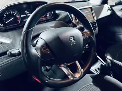 Vendo Peugeot 208 2017 - 8990 EUR, 100342 km - AUTO.MOTO.pt