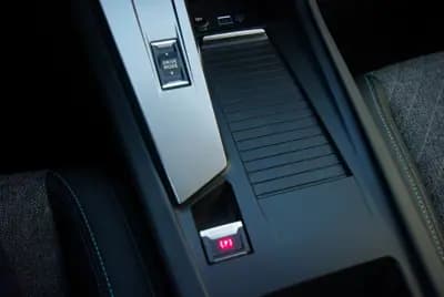 Vendo Peugeot 408 2024 - 24600 EUR, 30776 km - AUTO.MOTO.pt