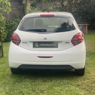 Vendo Peugeot 208 2016 - 9990 EUR, 103782 km - AUTO.MOTO.pt